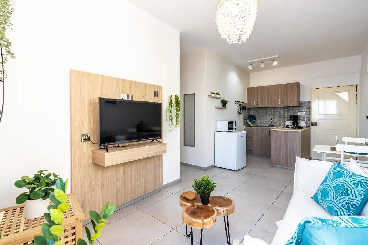 Whispering Palms 1-Br Apt By Finikoudes Beach Larnaca Cyprus