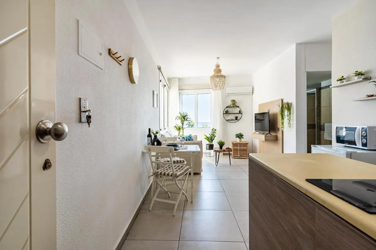 Whispering Palms 1-Br Apt By Finikoudes Beach Larnaca