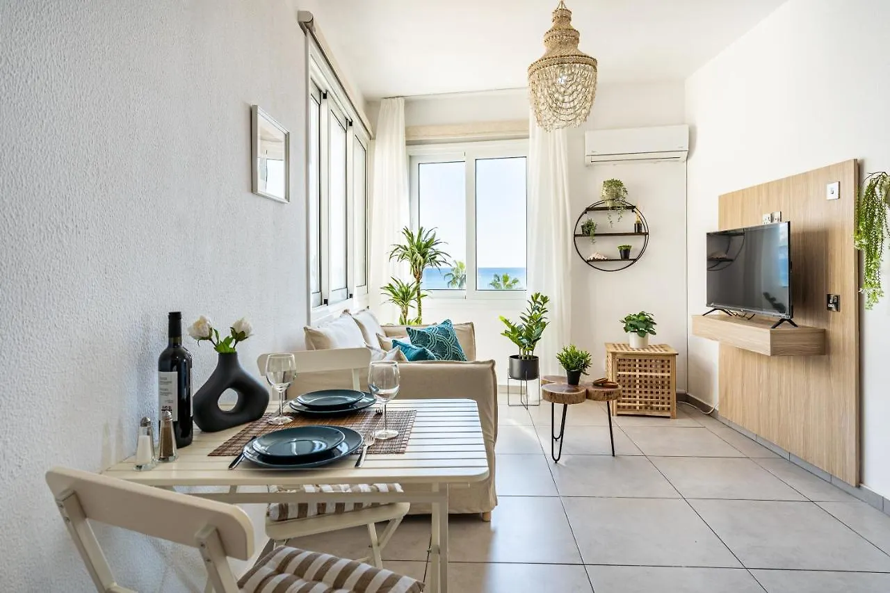 Whispering Palms 1-Br Apt By Finikoudes Beach Larnaca