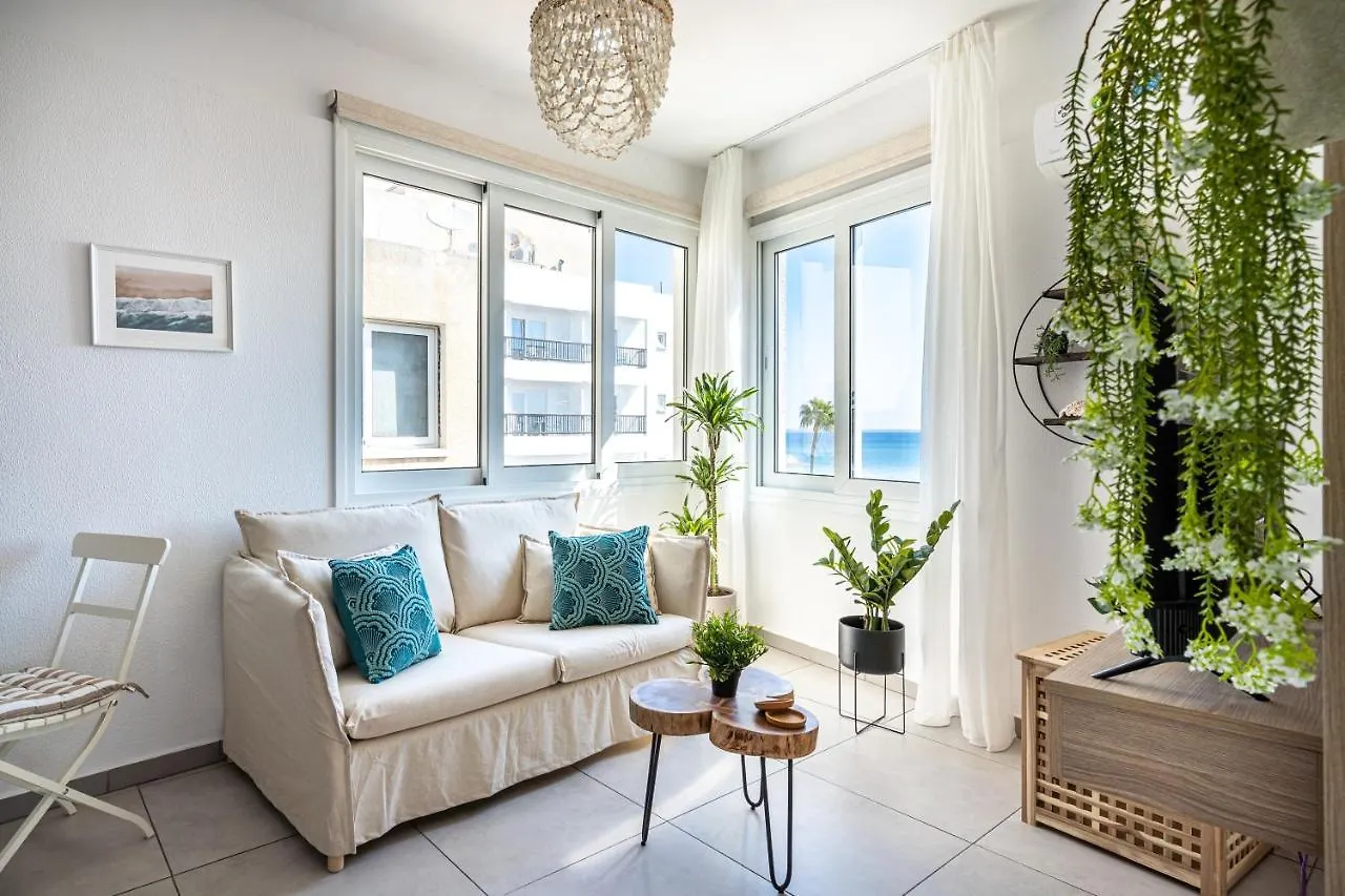 Whispering Palms 1-Br Apt By Finikoudes Beach Larnaca