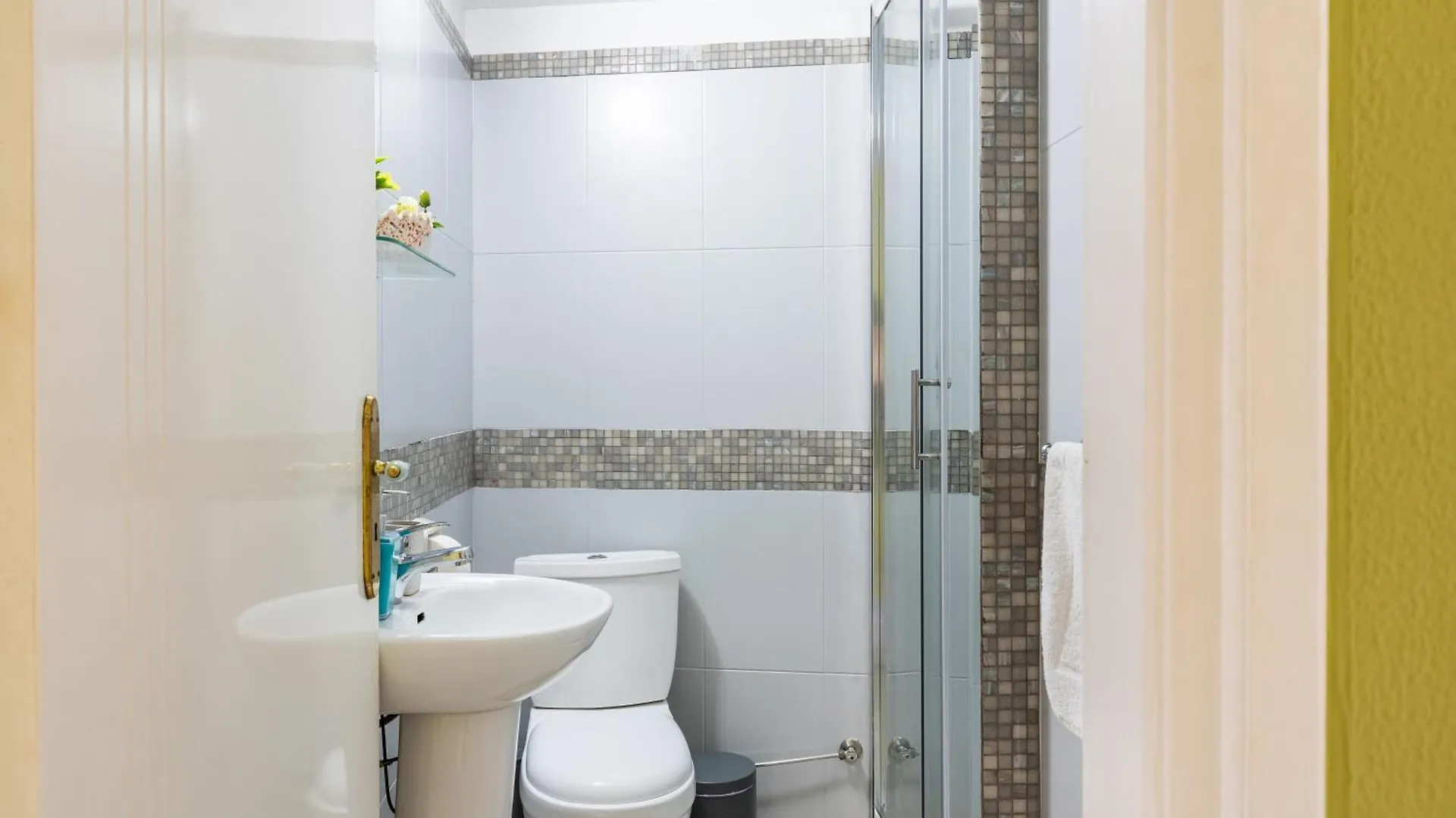 Whispering Palms 1-Br Apt By Finikoudes Beach Larnaca Appartement