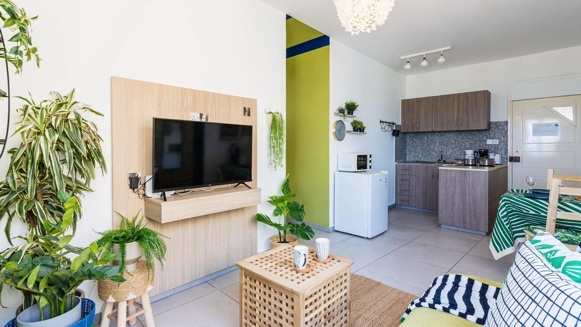 Whispering Palms 1-Br Apt By Finikoudes Beach Larnaca Cyprus