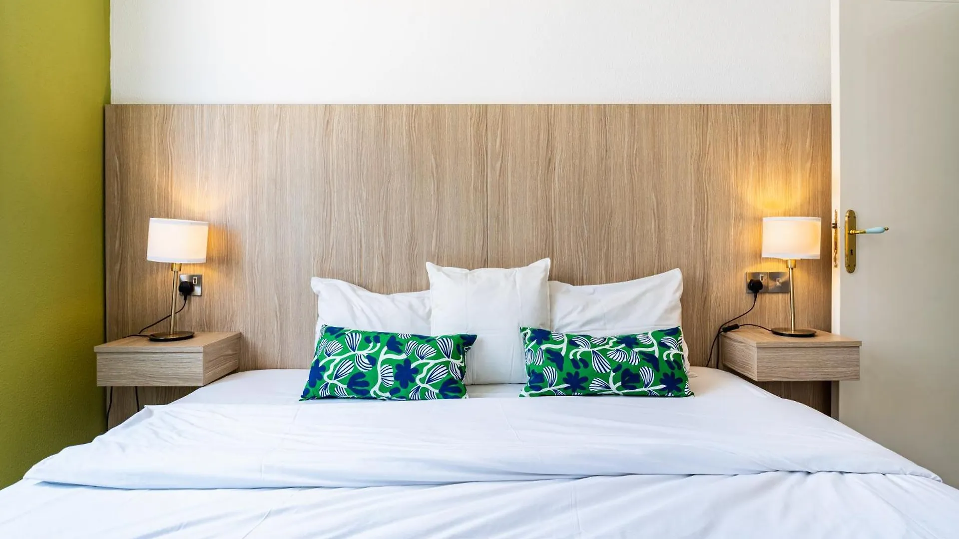 Whispering Palms 1-Br Apt By Finikoudes Beach Larnaca Appartement